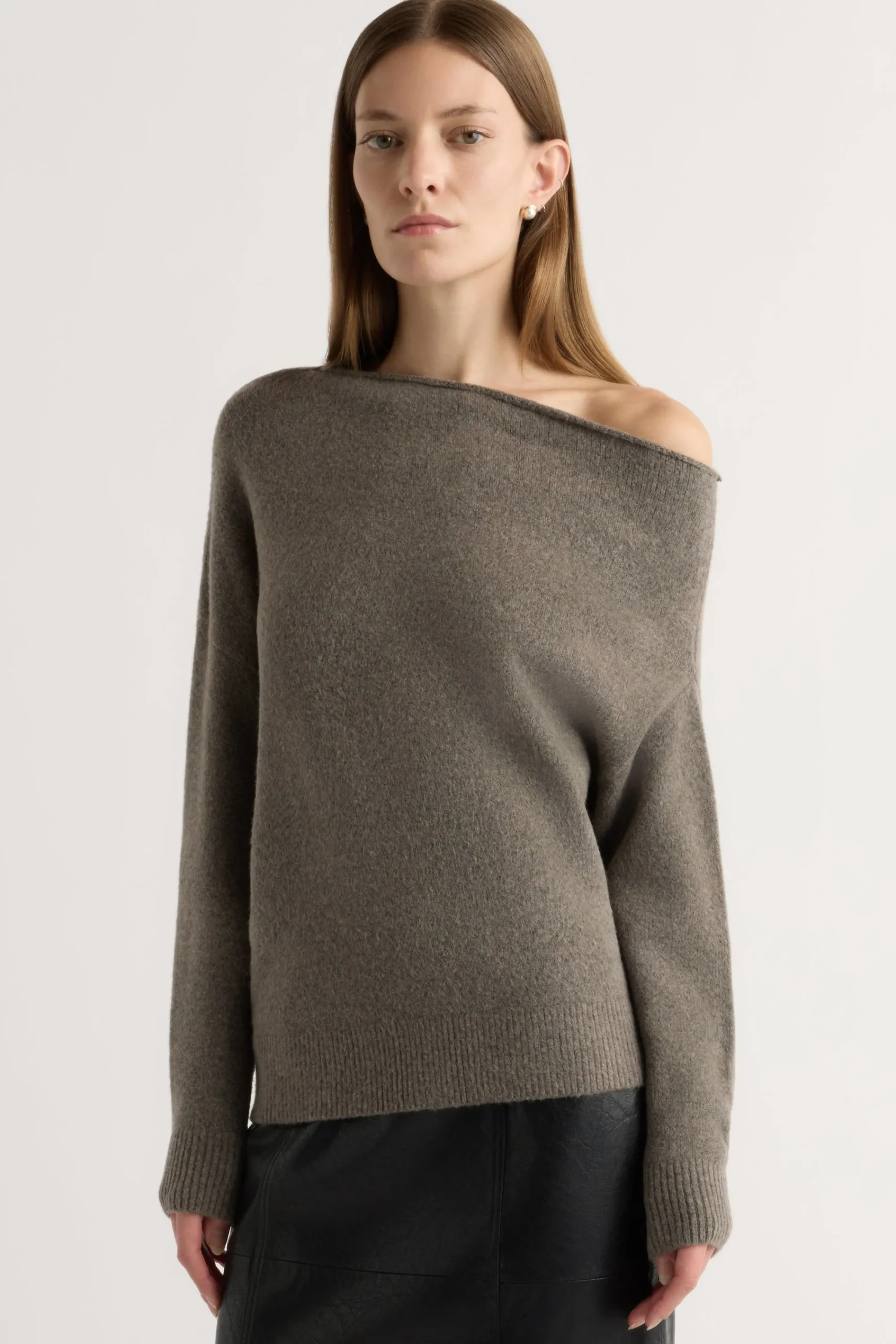 Expert Group Limited Iris Off-Shoulder Sweater< Sweaters