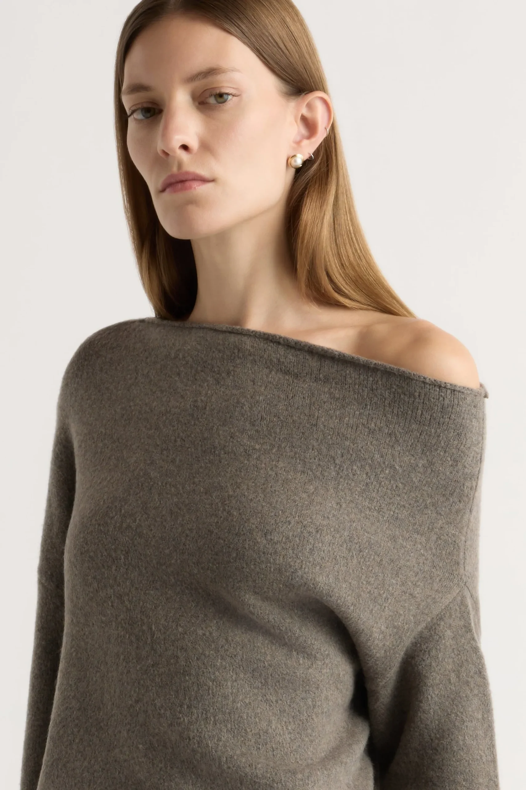 Expert Group Limited Iris Off-Shoulder Sweater< Sweaters
