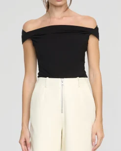 Hua Jia Rupa Vegan Leather Barrel-Leg Pant< Pants